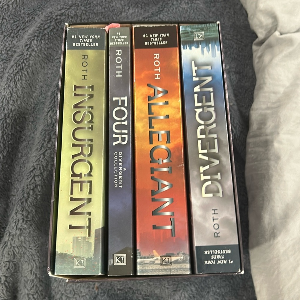 Paperback the divergent series by Veronica Roth